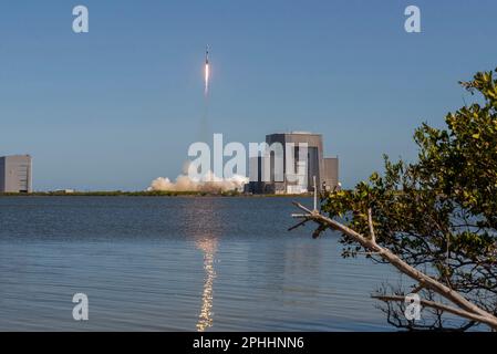 Cape Canaveral, Vereinigte Staaten von Amerika. 24. März 2023. Eine SpaceX-Falcon-9-Rakete mit der Starlink-5-5-Mission startet vom Startkomplex 40 im Kennedy Space Center am 24. März 2023 in Cape Canaveral, Florida. Die Rakete brachte 56 Starlink v1,5-Satelliten erfolgreich in den Orbit. Kredit: Joshua Conti/US Space Force/Alamy Live News Stockfoto