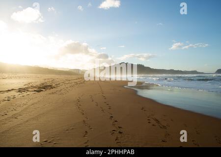 Fußspuren im Sand. Sonnenuntergang am Strand von Zarautz Stockfoto