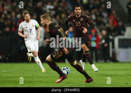 Köln, Deutschland. 28. März 2023. Fußball: Internationales Spiel, Deutschland - Belgien, RheinEnergieStadion. Der deutsche Emre kann (r) den Ball anführen, während Teamkollege Timo Werner den Ball passiert. Der belgische Kevin De Bruyne (l) sieht gut aus. Kredit: Rolf Vennenbernd/dpa/Alamy Live News Stockfoto