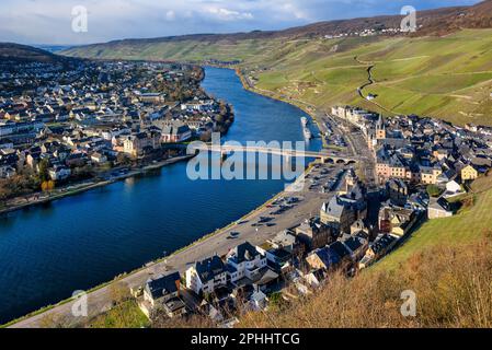 Panoramablick auf die Altstadt von Bernkastel Kues und die Weinberge im Moseltal Stockfoto