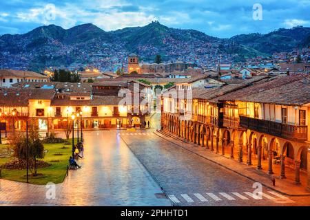 Altstadt von Cusco, Peru, Blick auf die traditionellen Häuser im Kolonialstil mit Balkonen und Bögen auf dem Hauptplatz Plaza de Armas, St. Francis Kirche A. Stockfoto