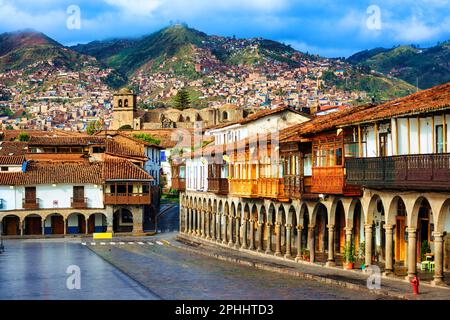 Altstadt von Cusco, Peru, Blick auf die traditionellen Häuser im Kolonialstil mit Balkonen und Bögen auf dem Hauptplatz Plaza de Armas, St. Francis Kirche A. Stockfoto