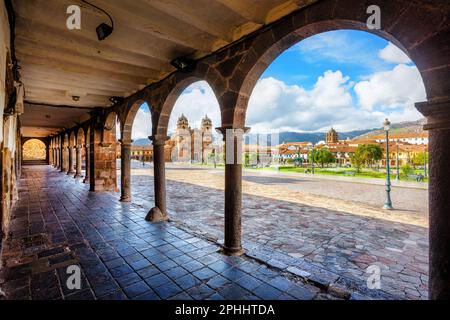 Altstadt von Cusco, Peru, Blick auf den Hauptplatz Plaza de Armas, die Kathedrale von Cuzco und die umliegenden Anden aus der traditionellen Kolonialstall Stockfoto