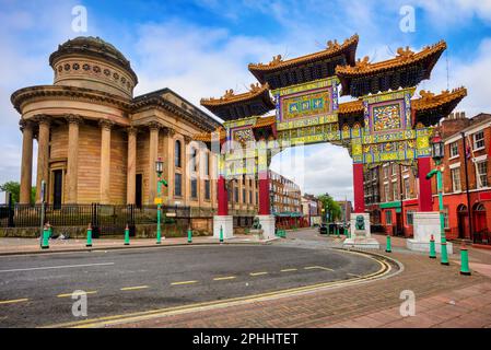 Eingangstor in traditionellem chinesischen Stil zur Chinatown in Liverpool, England, Großbritannien Stockfoto