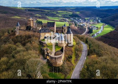 Die mittelalterliche Burg Bourscheid, die größte Burg des Herzogtums Luxemburg, aus der Vogelperspektive Stockfoto