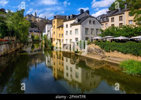 Die Altstadt von Luxemburg, Blick auf die Oberstadt von der Alzette im Viertel Grund Stockfoto