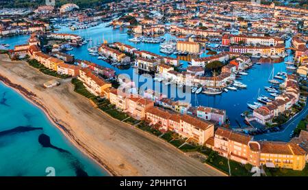 Port Grimaud Küstenstadt in der Nähe von St Tropez, Provence, Frankreich, bekannt als das "Venedig der Provence", ist ein beliebtes Reiseziel an der Französischen Riviera ( Stockfoto