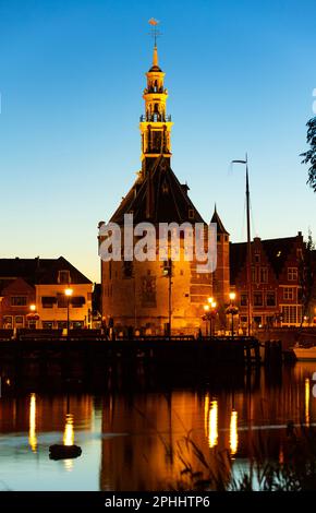 Hafen (Binnenhaven) von Hoorn, West Friesland, Niederlande, mit den Hoofdtoren Stockfoto