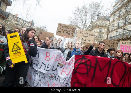 PARIS, Frankreich. 28. März 2023. Massendemonstrationen in Paris über die Rentenreform. Präsident Macron will ein Gesetz einführen, mit dem das Rentenalter von 62 auf 64 angehoben wird. Kredit: Lucy North/Alamy Live News Stockfoto