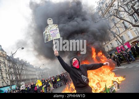 PARIS, Frankreich. 28. März 2023. Massendemonstrationen in Paris über die Rentenreform. Präsident Macron will ein Gesetz einführen, mit dem das Rentenalter von 62 auf 64 angehoben wird. Kredit: Lucy North/Alamy Live News Stockfoto