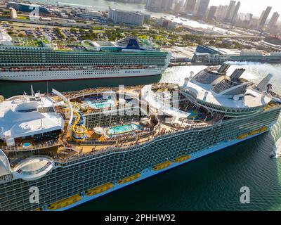 Miami, FL, USA - 26. März 2023: Luftdrohnenfoto Allure of the Seas in Port Miami voller Touristen Stockfoto