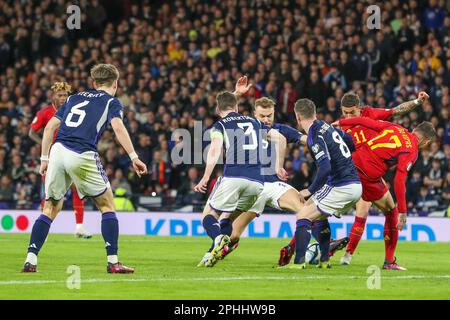 Glasgow, Großbritannien. Schottland spielte Spanien im Hampden Park in Glasgow in den europäischen Qualifikationsrunden und Schottland gewann 2 - 0. Scott McTominay (Nummer 4) erzielte die Tore in 7 Minuten und 51 Minuten. Kredit: Findlay/Alamy Live News Stockfoto