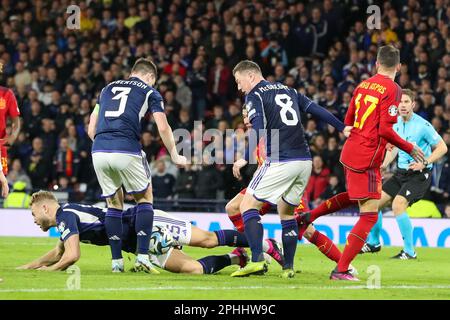 Glasgow, Großbritannien. Schottland spielte Spanien im Hampden Park in Glasgow in den europäischen Qualifikationsrunden und Schottland gewann 2 - 0. Scott McTominay (Nummer 4) erzielte die Tore in 7 Minuten und 51 Minuten. Kredit: Findlay/Alamy Live News Stockfoto