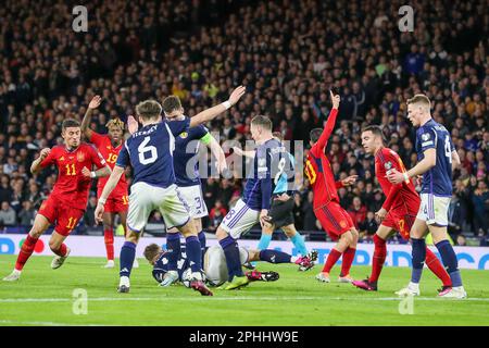 Glasgow, Großbritannien. Schottland spielte Spanien im Hampden Park in Glasgow in den europäischen Qualifikationsrunden und Schottland gewann 2 - 0. Scott McTominay (Nummer 4) erzielte die Tore in 7 Minuten und 51 Minuten. Kredit: Findlay/Alamy Live News Stockfoto