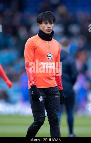 Kaoru Mitoma von Brighton & Hove Albion wärmt sich vor dem Spiel der Premier League zwischen Leeds United und Brighton & Hove Albion in Elland Road, Leeds, am Sonntag, den 12. März 2023 auf. (Foto: Pat Scaasi | MI News) Guthaben: MI News & Sport /Alamy Live News Stockfoto