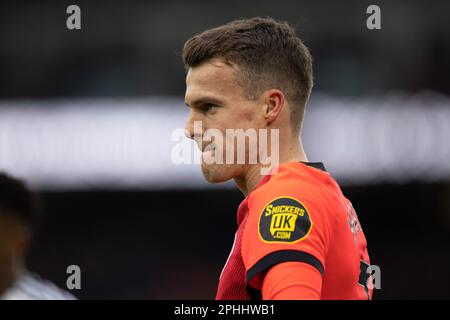 Solly March of Brighton & Hove Albion ist während des Premier League-Spiels zwischen Leeds United und Brighton & Hove Albion in Elland Road, Leeds, am Sonntag, den 12. März 2023, sehr konzentriert. (Foto: Pat Scaasi | MI News) Guthaben: MI News & Sport /Alamy Live News Stockfoto