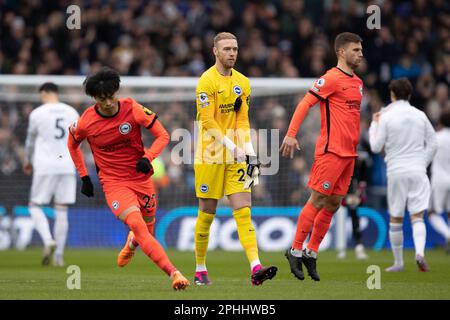 Kaoru Mitoma von Brighton & Hove Albion bereitet sich auf den Anstoß vor, zusammen mit Jason Steele von Brighton & Hove Albion und Joel Veltman von Brighton & Hove Albion während des Premier League-Spiels zwischen Leeds United und Brighton & Hove Albion in der Elland Road, Leeds am Sonntag, den 12. März 2023. (Foto: Pat Scaasi | MI News) Guthaben: MI News & Sport /Alamy Live News Stockfoto