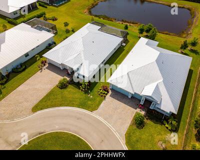Gehobene Häuser mit Metalldächern in Vero Beach FL Stockfoto