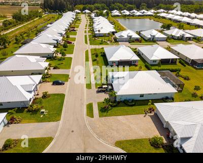 Gehobene Häuser mit Metalldächern in Vero Beach FL Stockfoto