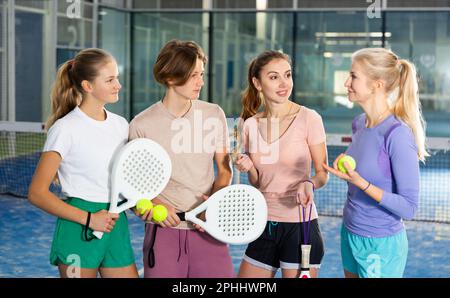 Porträt von vier Tennisspielern, die aktuelle Themen diskutieren Stockfoto