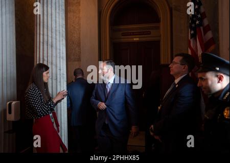 Washington, Vereinigte Staaten. 28. März 2023. US-Senator Ted Cruz (Republikaner von Texas) verlässt das Mittagessen des Senats Republicanâs Policy im US Capitol in Washington, DC, Dienstag, 28. März 2023. Kredit: Rod Lamkey/CNP/dpa/Alamy Live News Stockfoto