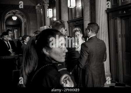 Washington, Vereinigte Staaten. 28. März 2023. Mitarbeiter des Senats warten auf ihre Senatoren außerhalb des vom Senat Republicanâs veranstalteten Mittagessens im US Capitol in Washington, DC, Dienstag, 28. März 2023. Kredit: Rod Lamkey/CNP/dpa/Alamy Live News Stockfoto