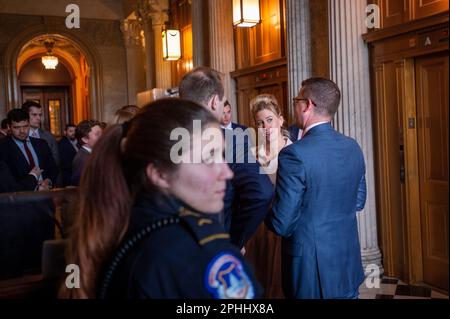 Washington, Vereinigte Staaten. 28. März 2023. Mitarbeiter des Senats warten auf ihre Senatoren außerhalb des vom Senat Republicanâs veranstalteten Mittagessens im US Capitol in Washington, DC, Dienstag, 28. März 2023. Kredit: Rod Lamkey/CNP/dpa/Alamy Live News Stockfoto