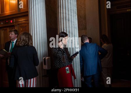 Washington, Vereinigte Staaten. 28. März 2023. Mitarbeiter des Senats warten auf ihre Senatoren außerhalb des vom Senat Republicanâs veranstalteten Mittagessens im US Capitol in Washington, DC, Dienstag, 28. März 2023. Kredit: Rod Lamkey/CNP/dpa/Alamy Live News Stockfoto