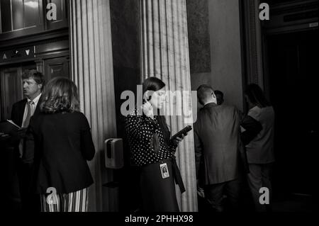 Washington, Vereinigte Staaten. 28. März 2023. Mitarbeiter des Senats warten auf ihre Senatoren außerhalb des vom Senat Republicanâs veranstalteten Mittagessens im US Capitol in Washington, DC, Dienstag, 28. März 2023. Kredit: Rod Lamkey/CNP/dpa/Alamy Live News Stockfoto