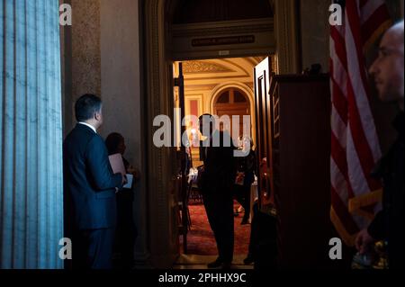 Washington, Vereinigte Staaten. 28. März 2023. US-Senator John Barrasso (Republikaner von Wyoming) verlässt das Mittagessen des Senats Republicanâs Policy im US Capitol in Washington, DC, Dienstag, 28. März 2023. Kredit: Rod Lamkey/CNP/dpa/Alamy Live News Stockfoto