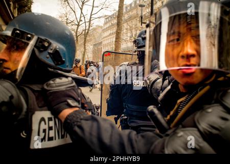 Paris, Frankreich, 29/03/2023, - 10. Demonstration gegen das Rentenreformprojekt in Paris - 29/3/2023 - Frankreich / Paris / Paris - Inter-Union Demonstration gegen das Rentenreformprojekt in Paris brachen Zusammenstöße mit der Polizei aus. Nein russiaCredit: Gerard Cambon / Le Pictorium / Alamy Live News Stockfoto