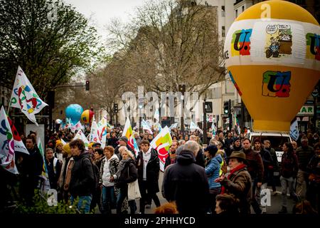 Paris, Frankreich, 29/03/2023, - 10. Demonstration gegen das Rentenreformprojekt in Paris - 29/3/2023 - Frankreich / Paris / Paris - Inter-Union Demonstration gegen das Rentenreformprojekt in Paris brachen Zusammenstöße mit der Polizei aus. Nein russiaCredit: Gerard Cambon / Le Pictorium / Alamy Live News Stockfoto