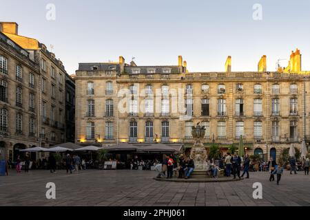 BORDEAUX, FRANKREICH - 18. FEBRUAR 2023: Place du Parlement an einem schönen Winterabend, Aquitanien, Frankreich Stockfoto