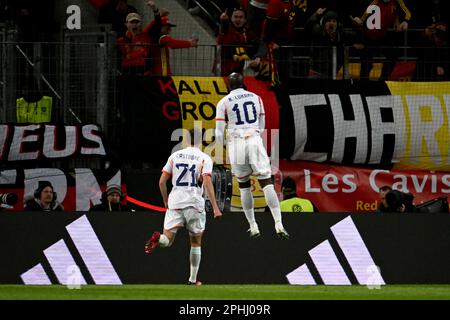 Köln, Deutschland. 28. März 2023. Fußball: Internationale Spiele, Deutschland - Belgien, RheinEnergieStadion. Der belgische Romelu Lukaku feiert nach seinem Ziel für 0:2 mit dem belgischen Teamkollegen Timothy Castagne (l). Kredit: Federico Gambarini/dpa/Alamy Live News Stockfoto