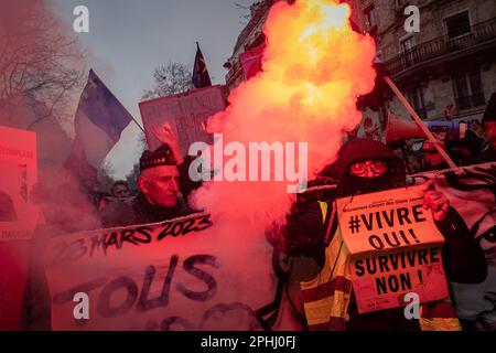 Paris, Frankreich. 28. März 2023. Demonstranten protestieren am 28. März 2023 gegen das Gesetz zur Rentenreform der Regierung in Paris, Frankreich. Etwa 740.000 Menschen gingen am Dienstag in Frankreich auf die Straße, um erneut gegen die Rentenreform der Regierung zu protestieren, so das französische Innenministerium. Kredit: Aurelien Morissard/Xinhua/Alamy Live News Stockfoto