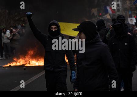 Paris, Frankreich. 28. März 2023. Demonstranten protestieren am 28. März 2023 gegen das Gesetz zur Rentenreform der Regierung in Paris, Frankreich. Etwa 740.000 Menschen gingen am Dienstag in Frankreich auf die Straße, um erneut gegen die Rentenreform der Regierung zu protestieren, so das französische Innenministerium. Kredit: Aurelien Morissard/Xinhua/Alamy Live News Stockfoto