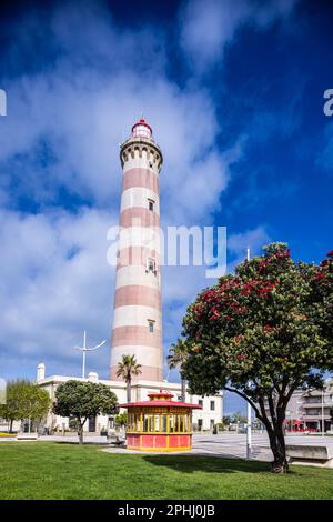 Europa, Portugal, Aveiro, Gafanha da Nazare. Der Leuchtturm von Barra, Farol da Barra. Am Eingang zur Aveiro Lagune. Stockfoto