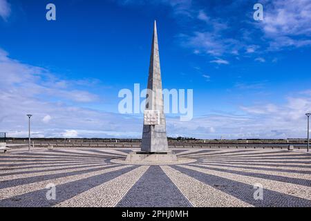 Europa, Portugal, Aveiro, Gafanha da Nazare. Das Obelisk Sundial in Barra Beach. Stockfoto