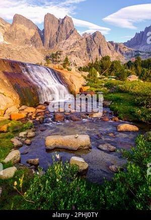 Ein Wasserfall inmitten steiler Granitberge. Cirque of Towers, Wind River Range, Wyoming Stockfoto