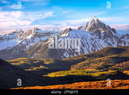 Sonnenaufgang auf dem Gipfel des Mt. Sneffles und der schneebedeckte Gipfel. Rocky Mountains, Colorado Stockfoto