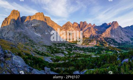 Sonnenaufgang beleuchtet ein Panorama des Cirque of the Towers. Wind River Range, Wyoming. Stockfoto