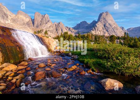 Ein Wasserfall inmitten steiler Granitberge. Cirque of Towers, Wind River Range, Wyoming Stockfoto