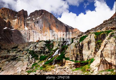 Das Diamond Face von Longs Peak und Wasserfall. Rocky Mountain-Nationalpark, Colorado, USA Stockfoto