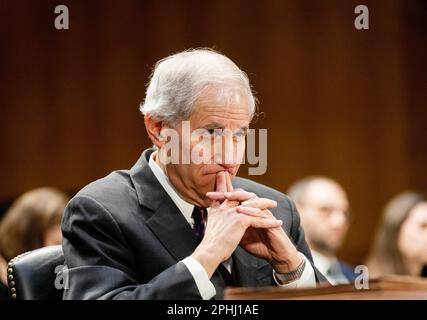 Washington, USA. 28. März 2023. Martin Gruenberg, Vorsitzender der Federal Deposit Insurance Corporation, nimmt am 28. März 2023 an einer Anhörung des Senatsausschusses für Banken, Wohnungswesen und städtische Angelegenheiten zum Thema „Recent Bank Insolvenzen and the Federal Regulatory Response“ am Capitol Hill in Washington, DC, USA, Teil. Kredit: Liu Jie/Xinhua/Alamy Live News Stockfoto