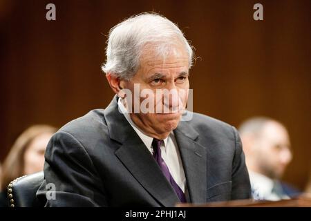 Washington, USA. 28. März 2023. Martin Gruenberg, Vorsitzender der Federal Deposit Insurance Corporation, nimmt am 28. März 2023 an einer Anhörung des Senatsausschusses für Banken, Wohnungswesen und städtische Angelegenheiten zum Thema „Recent Bank Insolvenzen and the Federal Regulatory Response“ am Capitol Hill in Washington, DC, USA, Teil. Kredit: Liu Jie/Xinhua/Alamy Live News Stockfoto