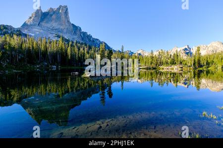 Sonnenaufgang beleuchtet El Capitan am Alice Lake. Sawtooth Mountain Range, Stanley Idaho. Stockfoto