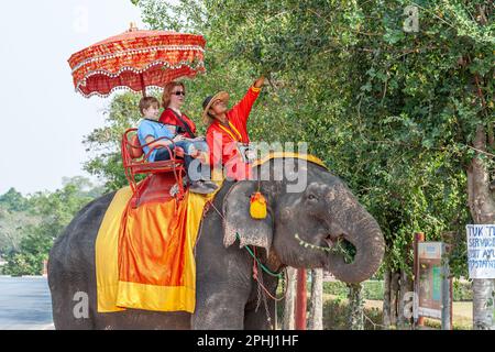 Ayutthaya, Thailand - 24. Dezember 2009: Touristen genießen den Elefantenritt, der von einem Mahout in Ayutthaya geführt wird. Stockfoto