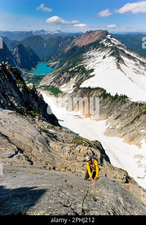 Ein zuvorkommender Kletterer, der die Nordseite des Vesper Peak (Ragged Edge 5,7) Mountain Loop Highway Region, North Cascades, Washington, besteigt Stockfoto