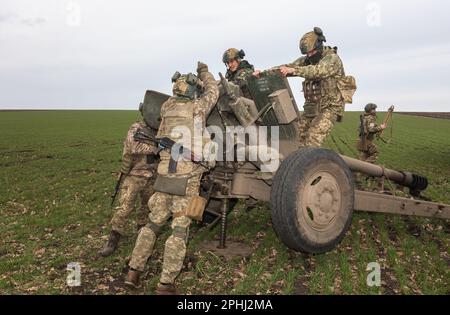 Das ukrainische Militär wird gesehen, wie es den 122mm. Howitzer D-30 in eine Marschposition bringt, um ihn in eine andere Schussstellung zu bringen. Ukroboronprom, der staatseigene ukrainische Verteidigungskonglomerat, hat seine erste Lieferung von 122-mm-Artilleriegeschossen an die ukrainische Armee geliefert. Das Projektil Kaliber 122 wird von der ukrainischen Artillerie verwendet, während sie mit dem nachlaufenden D-30-Haubitzer (maximale Reichweite: 15.400 m) und 2S1 Gvozdika Sau (maximale Reichweite: 15.200 m) arbeitet. Dies ist Teil der Bemühungen der Ukraine, ihre Selbstversorgung und Sicherheit durch die Aufnahme ihrer eigenen Munitionsproduktion zu erhöhen. Th Stockfoto