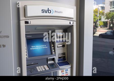 Santa Monica, Kalifornien, USA. 28. März 2023. Ein außer Betrieb genommener Geldautomat in einer Privatfiliale der Silicon Valley Bank SBV nach einem Banküberfall.die 16. größte Bank in den USA ist diesen Monat in Konkurs gegangen und wurde von der FDIC im 2. Größten Bankausfall in der US-Geschichte unter Arrest genommen, nachdem Risikokapitalgeber A ausgelöst hatten Bank Run drängt ihre Kunden, Geld von der in Schwierigkeiten geratenen Bank abzuheben. Investoren fordern von der Bundesregierung, einschließlich Ministerin Janet Yellen und dem Vorsitzenden der Federal Reserve Jerome Powell, ein Eingreifen, und behaupten, die auf Startup ausgerichtete Bank sei zu groß, um zu scheitern und Stockfoto